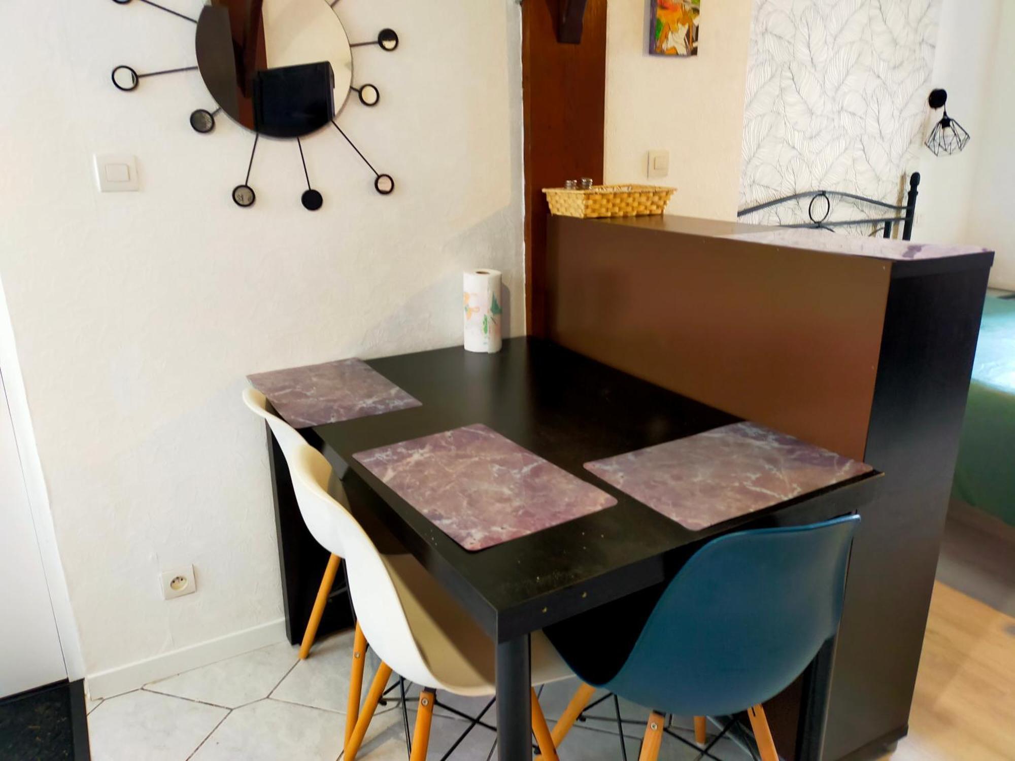 Studio En Rdc Avec Balcon Centre Vitre Extérieur photo